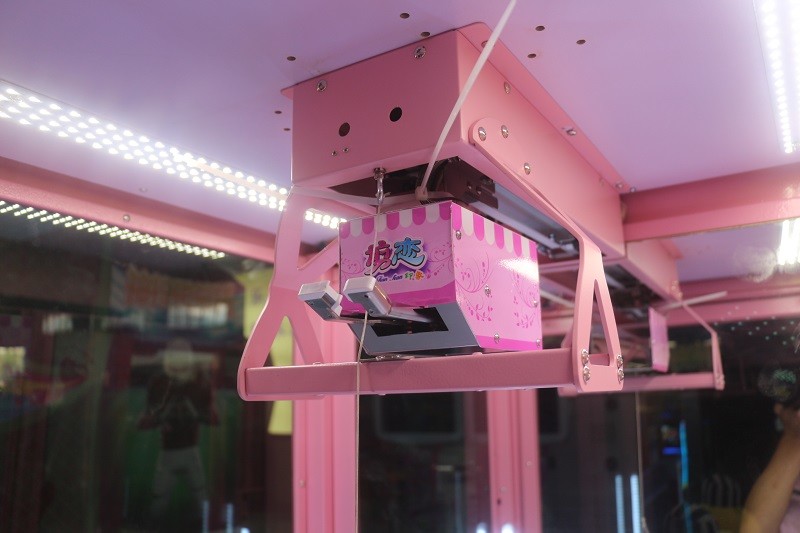 Pink Gift Cut Doll Electronic Arcade Claw Machine 70W Low Power Consumption