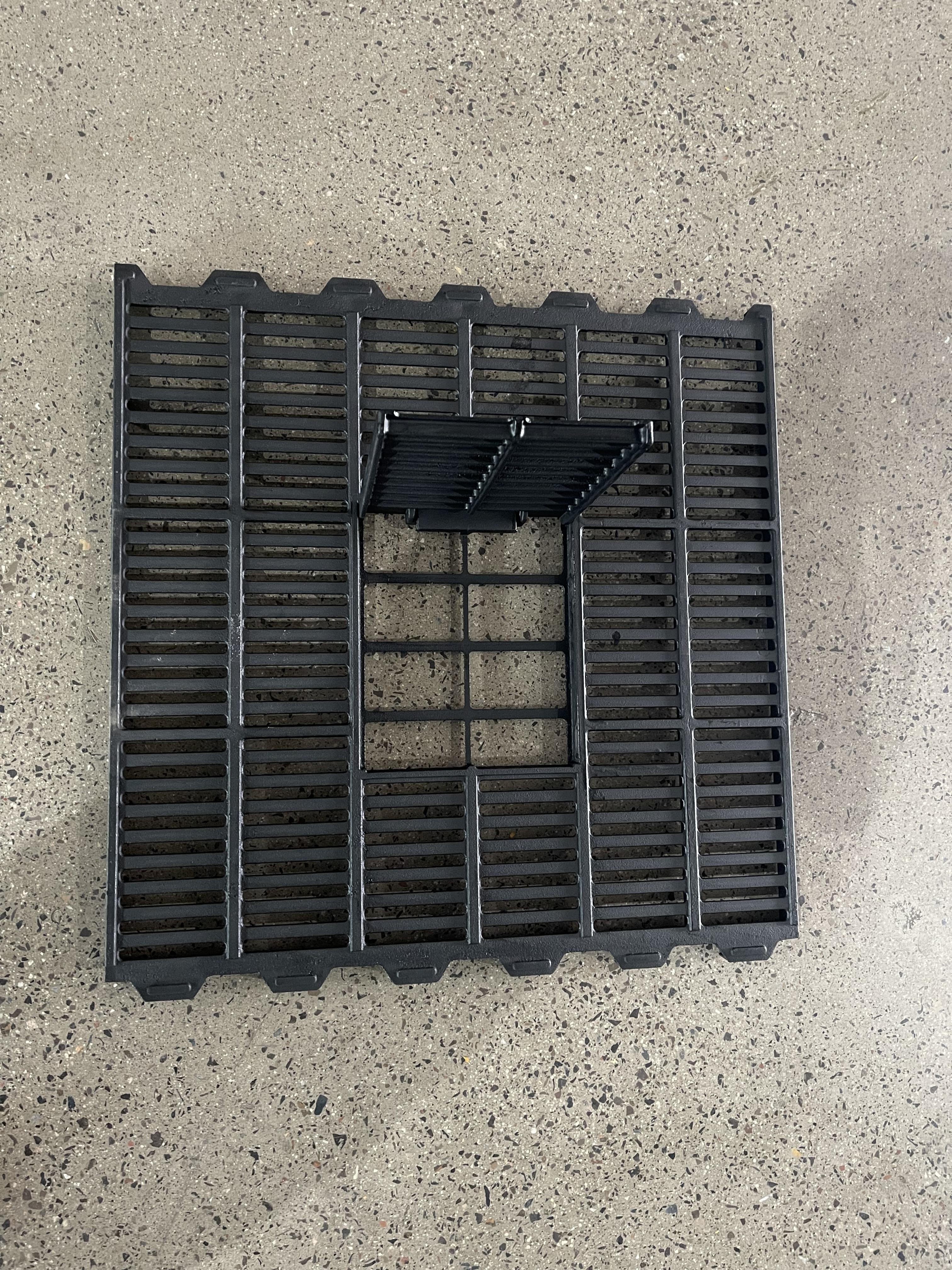 Durable 600*600mm Cast Iron Slat Floor Farrowing Crate For Sow For Animal Husbandry Equipment