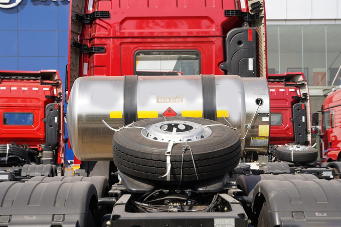 Shacman Tractor Truck Euro 6 Rear Double Axle Rear Eight-Wheel 480HP 6X4 LNG Airbag Seat