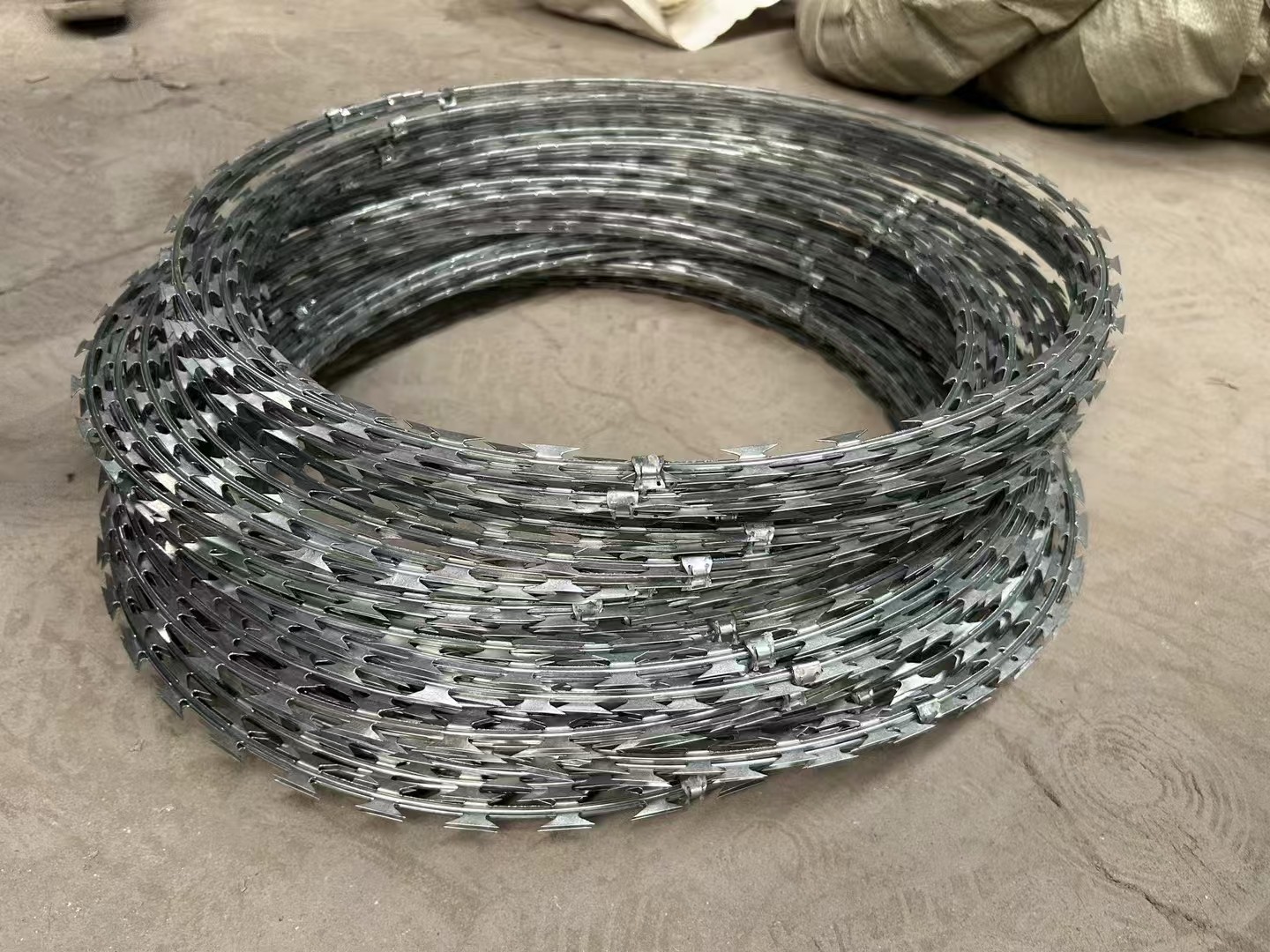 Stainless Steel Concertina Razor Barbed Wire For Farm Prison Safety Fence