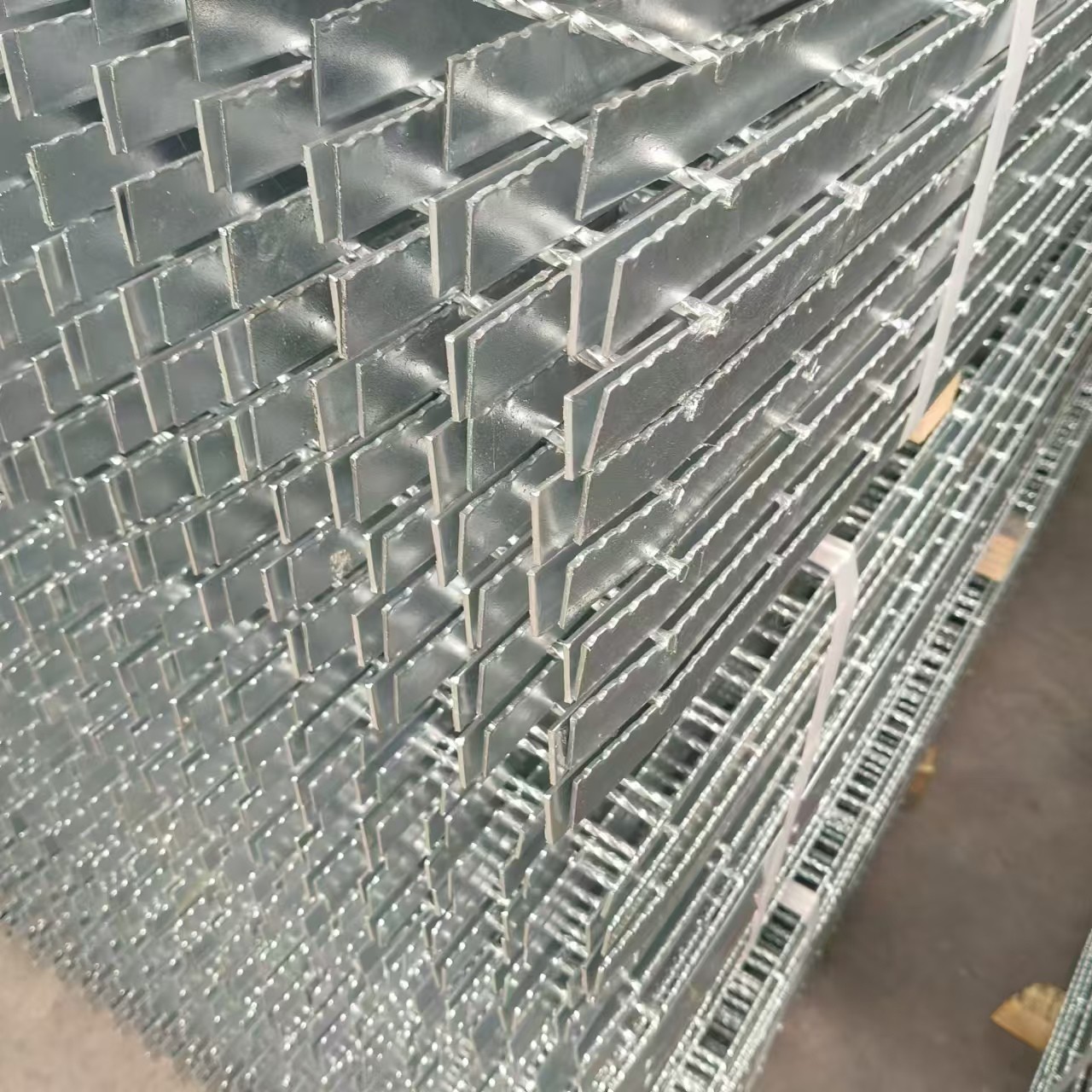 50mm Bearing Bar Pitch Steel Grating For Enhanced Efficiency
