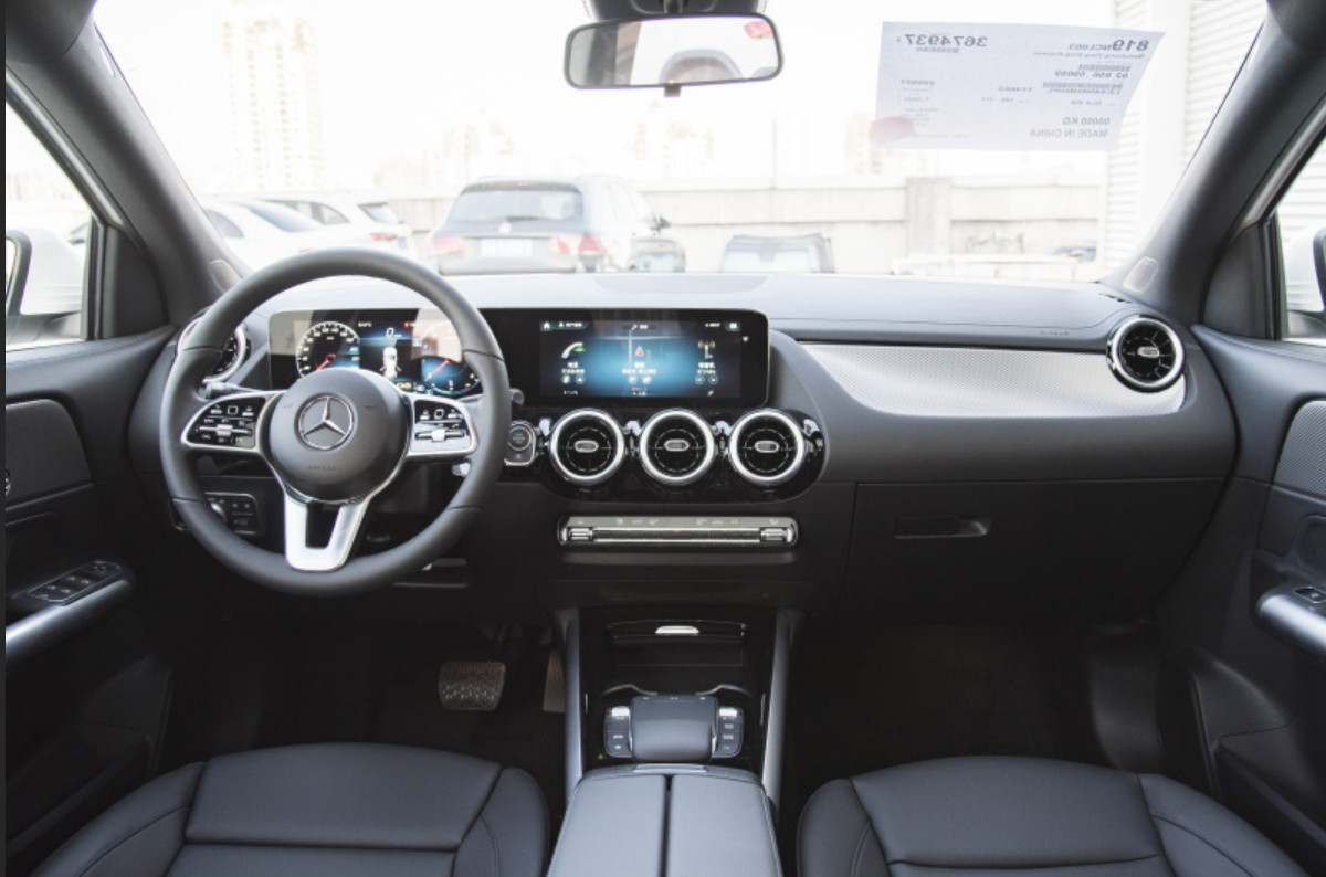 Mercedes-Benz 2023 GLA 200 version 5 Door 5 seats Compact SUV