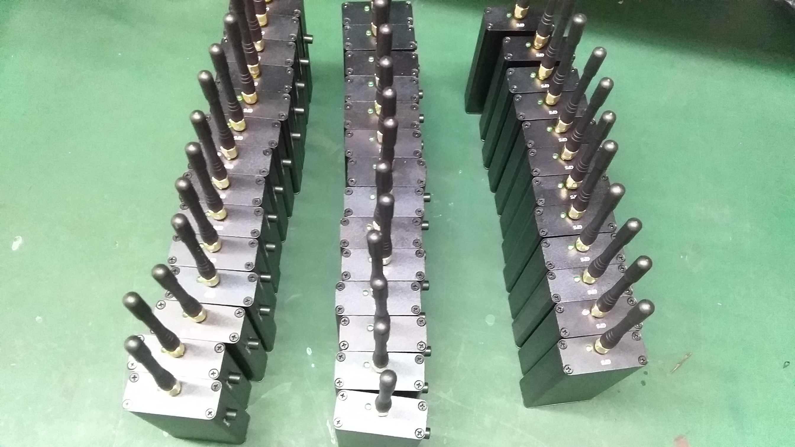 Single frequency handheld GPS jammer vehicle company limited speed jammer platform transmits zero data