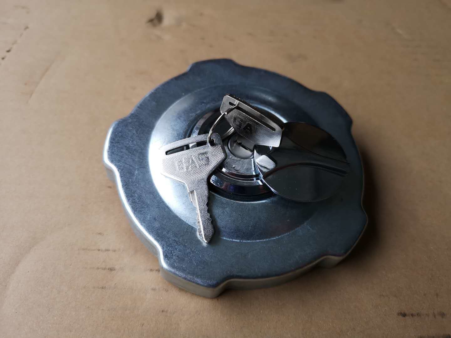 8981085950 ISUZU CXZ Parts Fuel Tank Cap With Lock / Key Round Pentagonal Glaze