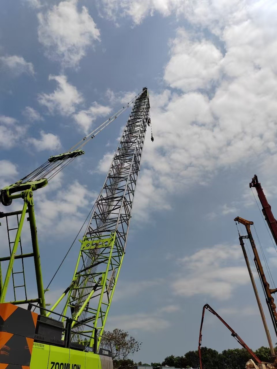 Energy Efficient 85Ton ZCC850V Lattice Boom Crane Safe Operation at Maximum Lifting Height 46m