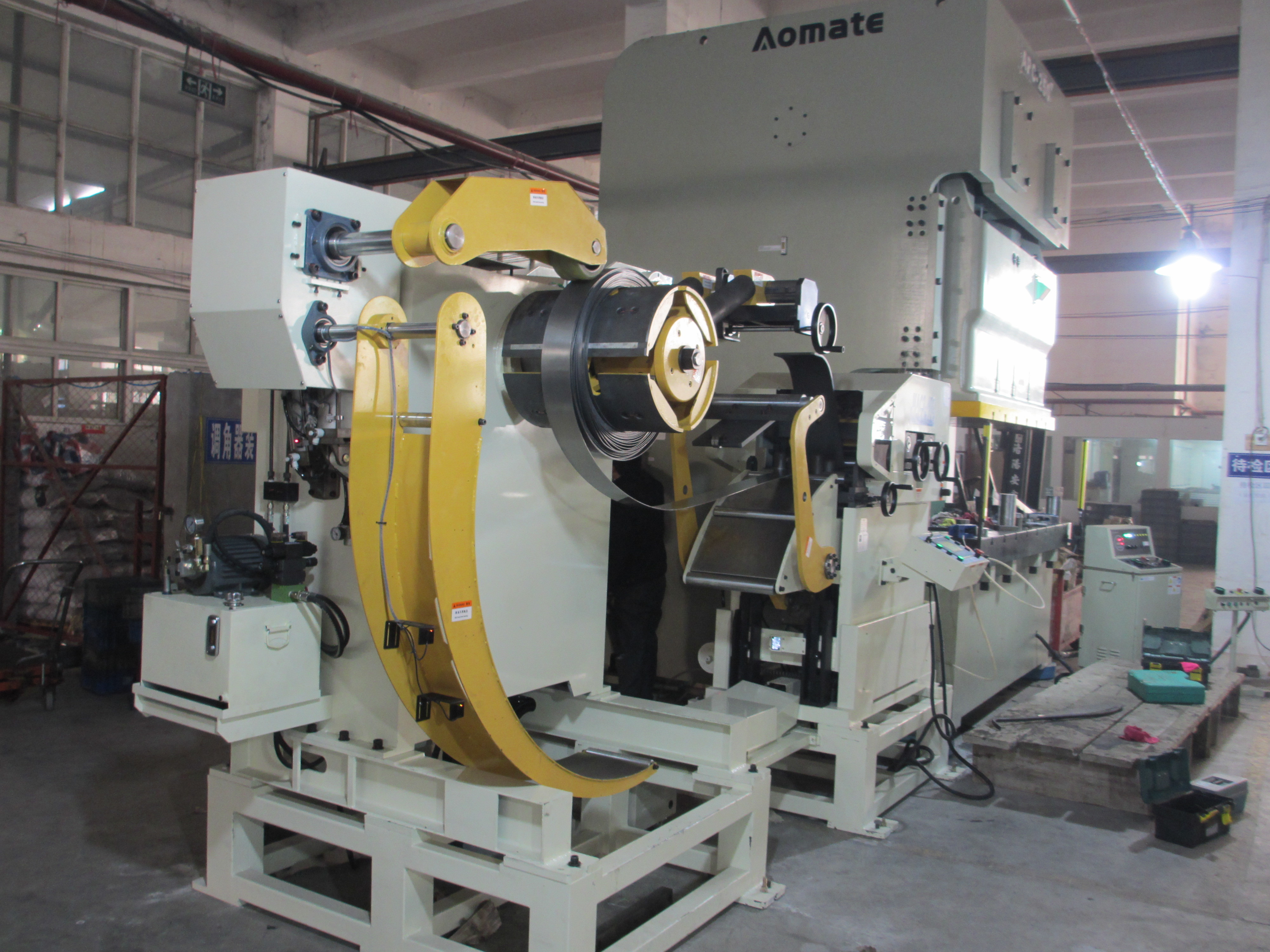 Metal Sheet Stamping Mandrel Expansion Decoiler Straightener Feeder Speed 16~24 M / Min