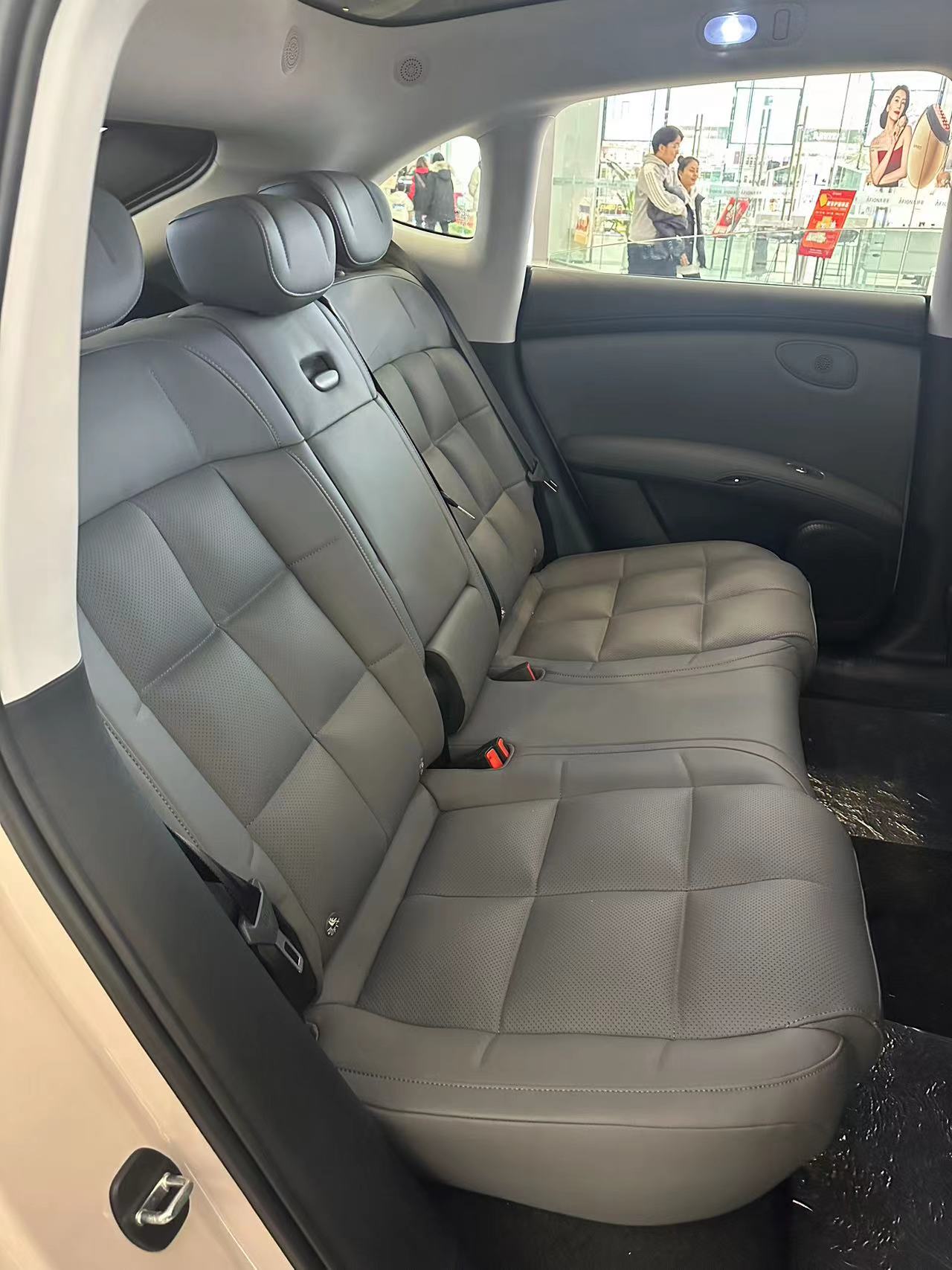 2023 High Power 4WD Zhiji LS6 EV Sports Car with Pure Electric Range of 560-702km