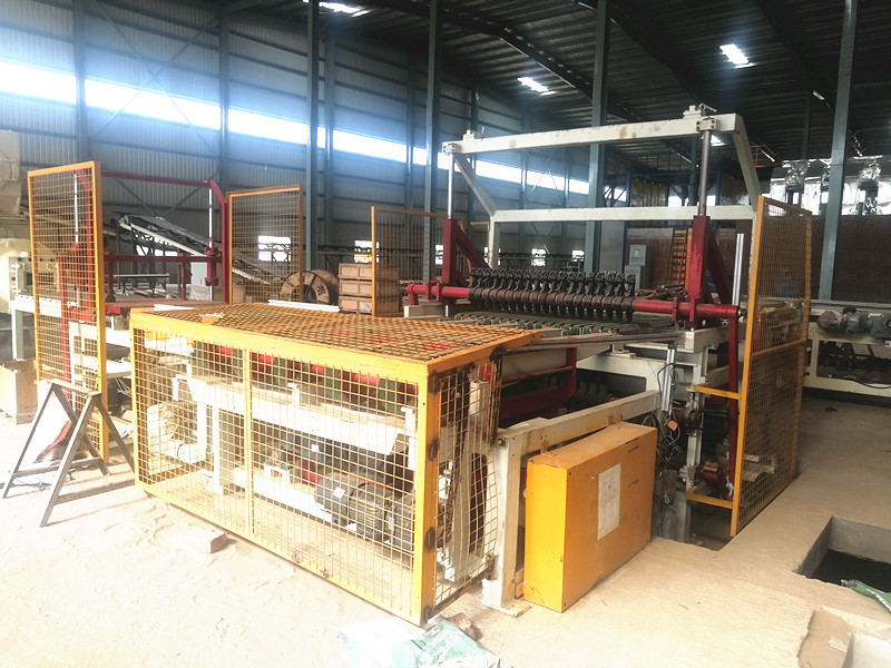 Hollow Block Clay Brick Cutting Machine High Porosity Hydraulic Pressure