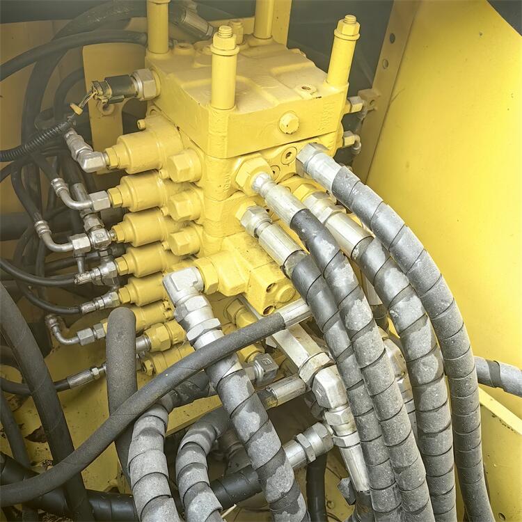 Komatsu130 Used Hydraulic Crawler Machinery Excavator 13 Ton Operating Weight 13000 KG