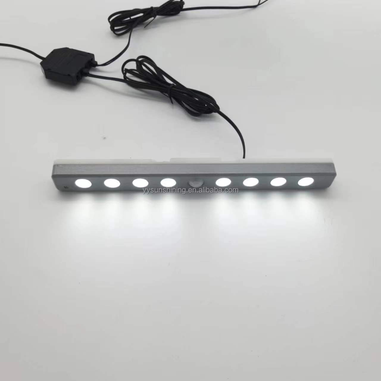 CE Certified 8 LED PIR Motion Sensor Mini Cabinet Light for Indoor Night Lighting Hotel