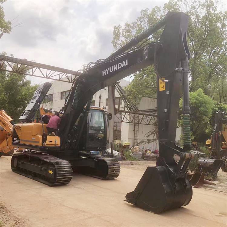 Good Health and Hyundai 225 Excavator 22 Ton Used Construction Machinery in Korea