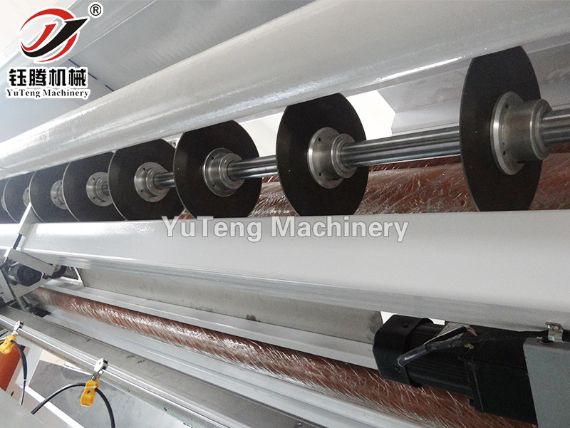 High-speed computerized mattress panel and quilt fabric cutting machine