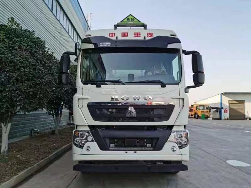 Strong And Rigid Howo Oil Tank Trucks For Integral Load Bearing Structure