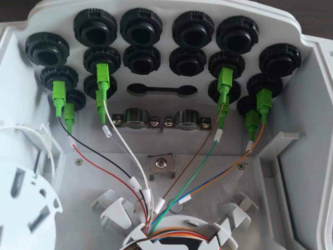 FTTH Box 8 Core Fiber Optic Distribution IP65 ABS Box With Wall/Pole Method