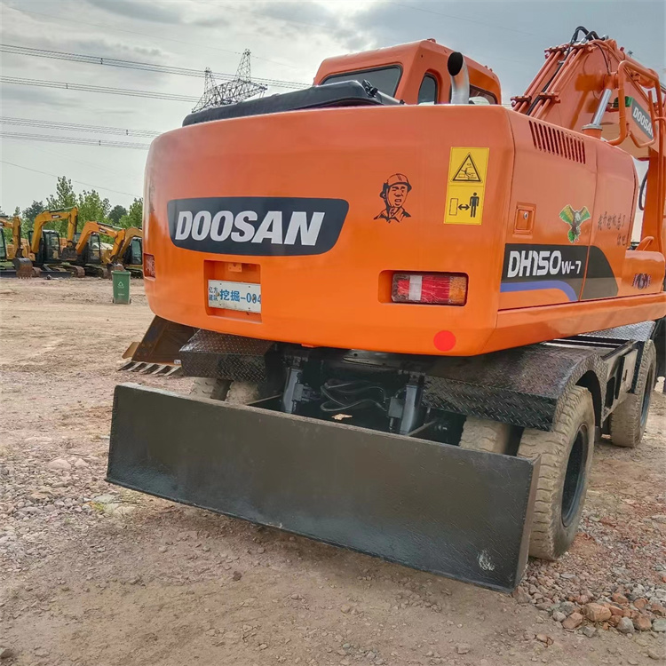Second Hand Doosan DH150 Excavator with and Machine Weight of 15000 KG in the Middle