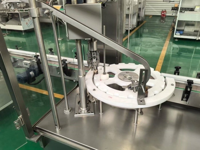 Vial Filling and Capping Machine for Chemical Acid Liquid Solution 5-20ml Filling and Capping with Isolator, GMP Compliant