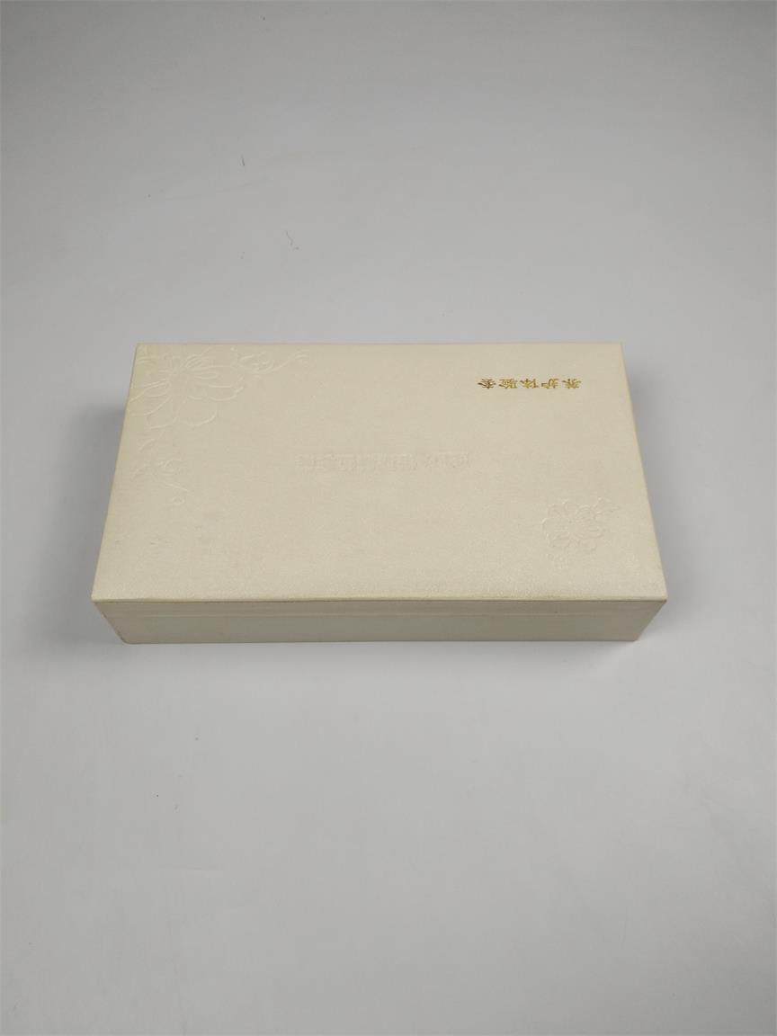 Factory custom design makeup packing box cosmetic paper gift box for essential oil with cut out EVA/ foam inset