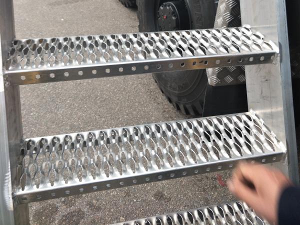 Diamond Grip Stair Tread Safety Grating For Catwalk , Metal Tread Plate Floor