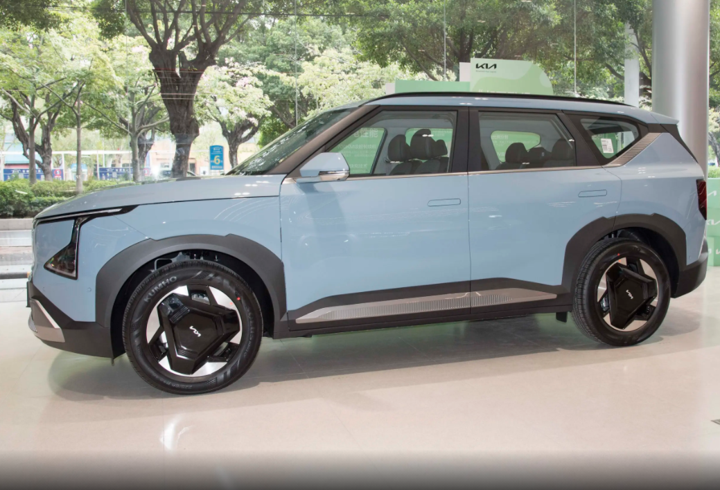 KIA EV5 5-door 5 seater Electric SUV with Rear Camera and Euro VI Emission Standard