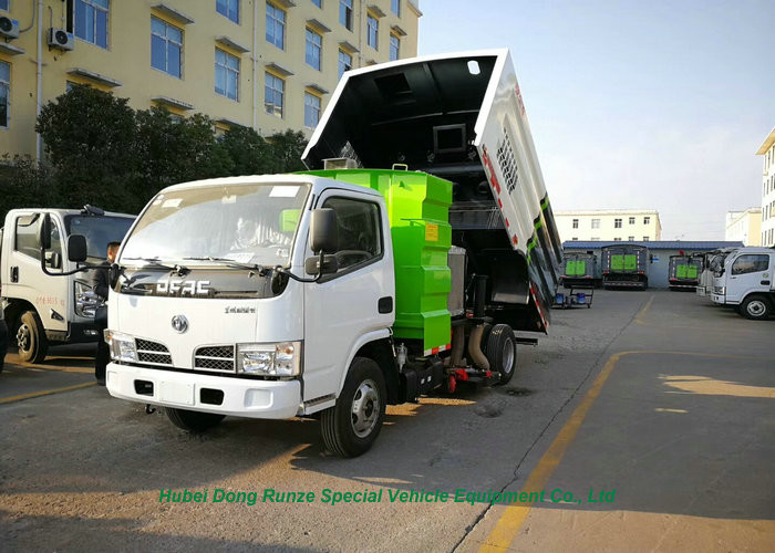 Outdoor DFAC Road Cleaning Vehicle , Street Washing Truck With 5000L Refuse 800L Water