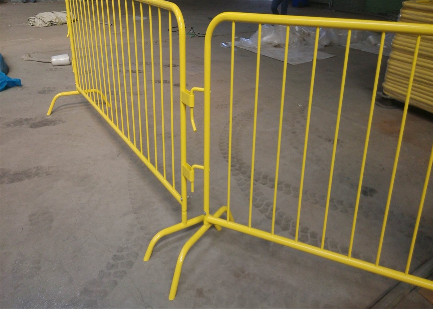 Powder Crowd Control Barriers 1090mm x 2500mm Width Spacing 100mm Upright 16mm Tube Outer Frame 35mm wall thick 1.00mm