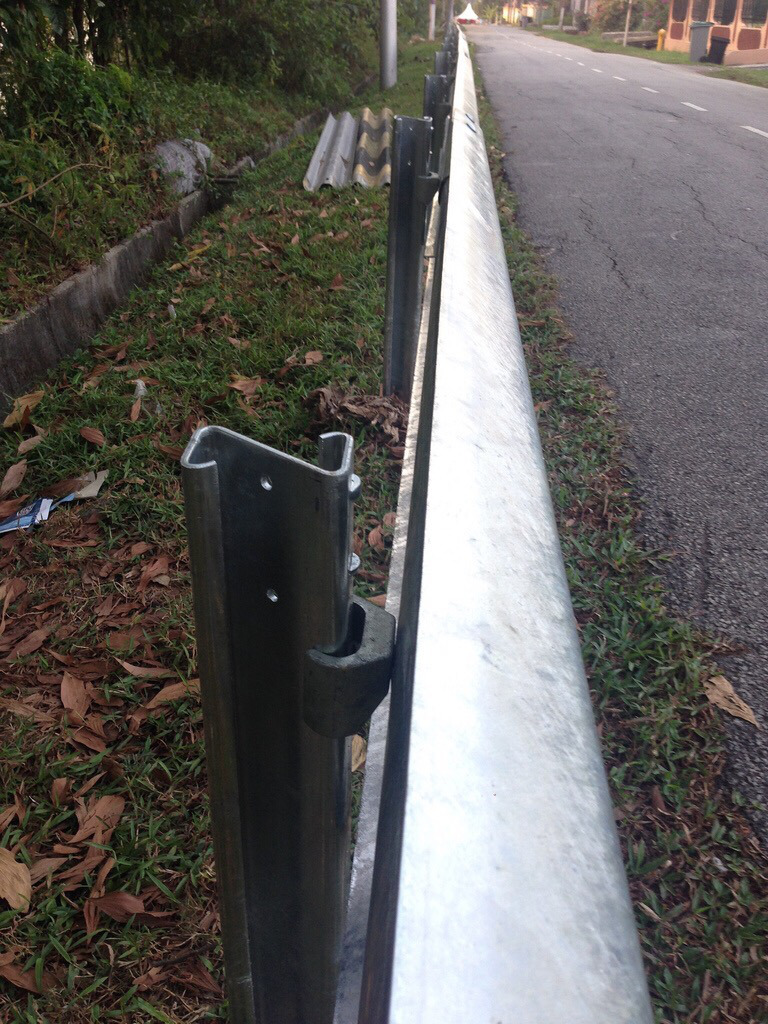 Roadway Safety Steel Corrugated Beam Highway Guardrail Z Post ISO9001 2000 Certified
