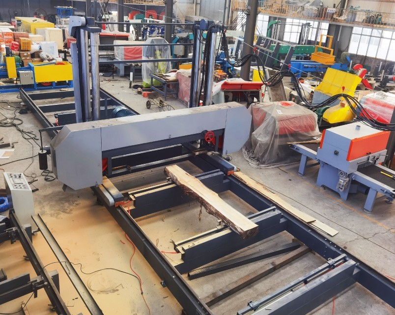 55KW Electric Bandsaw Sawmill 2000mm Heavy Duty 4 stand columns Large Horizontal Log Cutting Saw Mill Machine