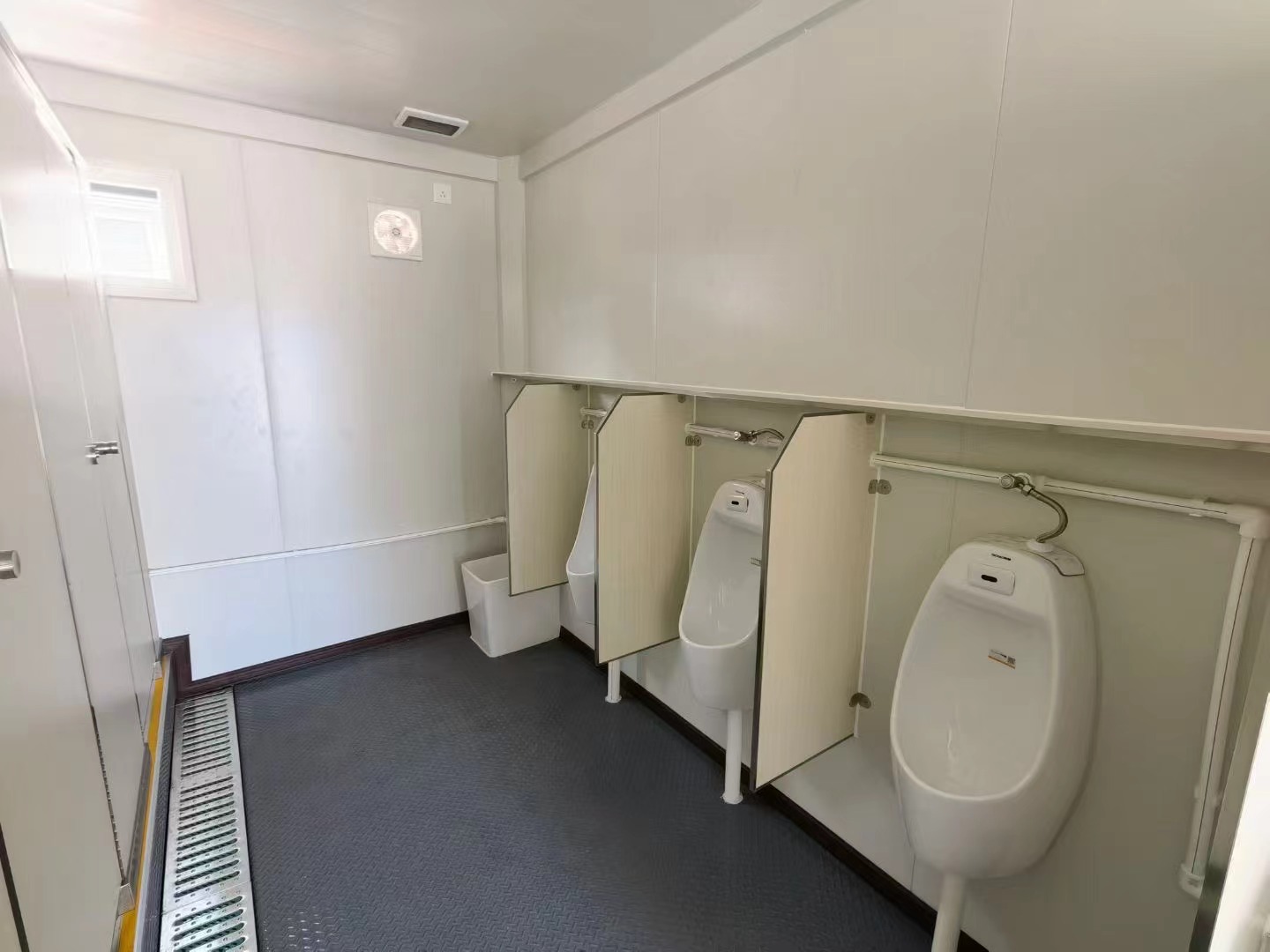 Modern Look Prefabricated Container Toilet for Shop or Villa Aluminum Alloy Windows and Mid-Century Modern Design