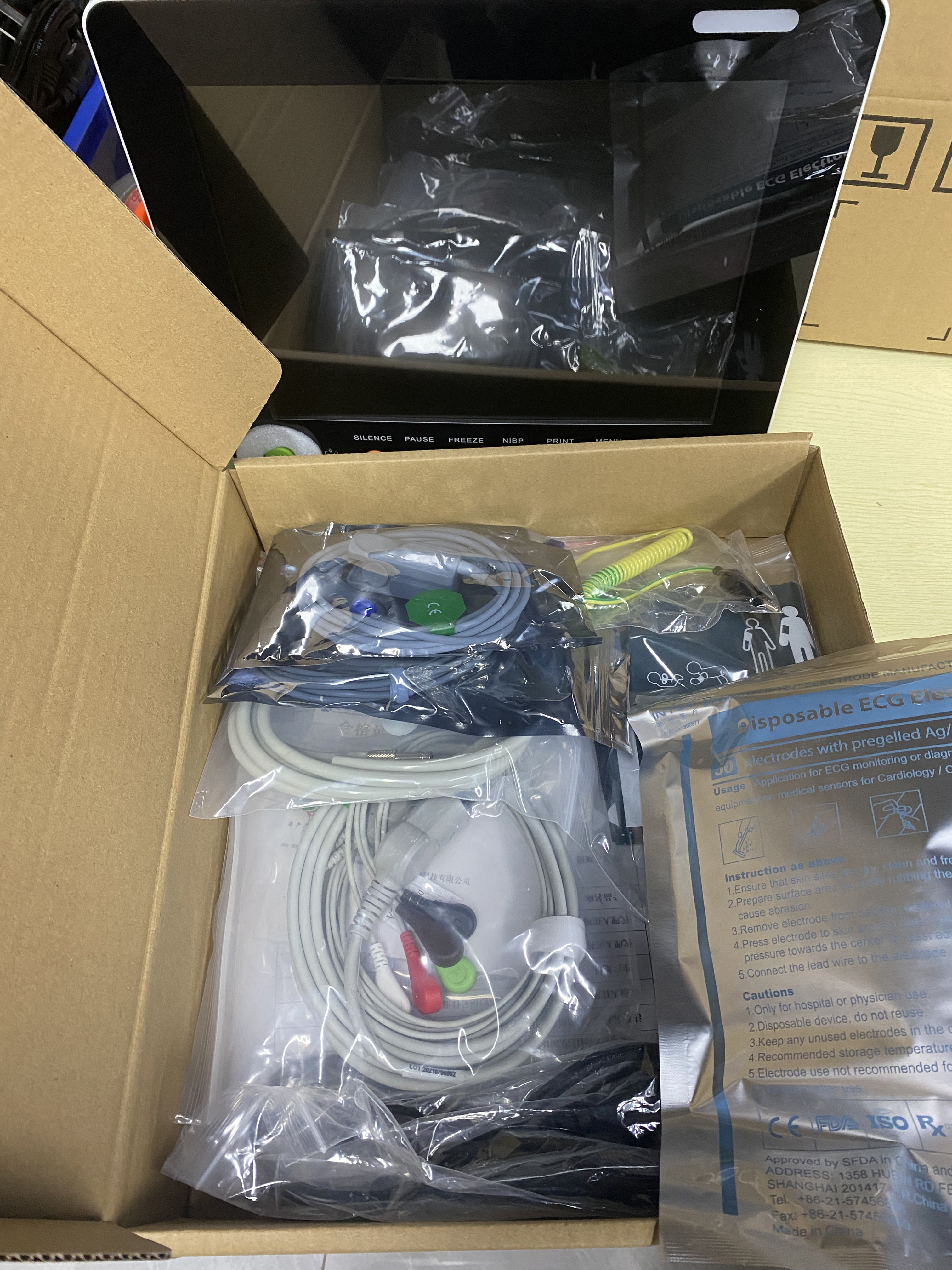 Wireless Data Transfer Multi Parameter Patient Monitor with 12.1'' Color TFT LCD