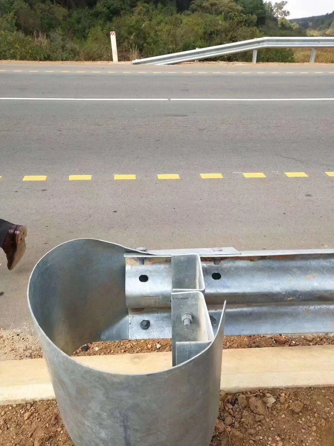 Anti-corrosion Galvanized Metal Flange Post for Roadway Safety and Reliability