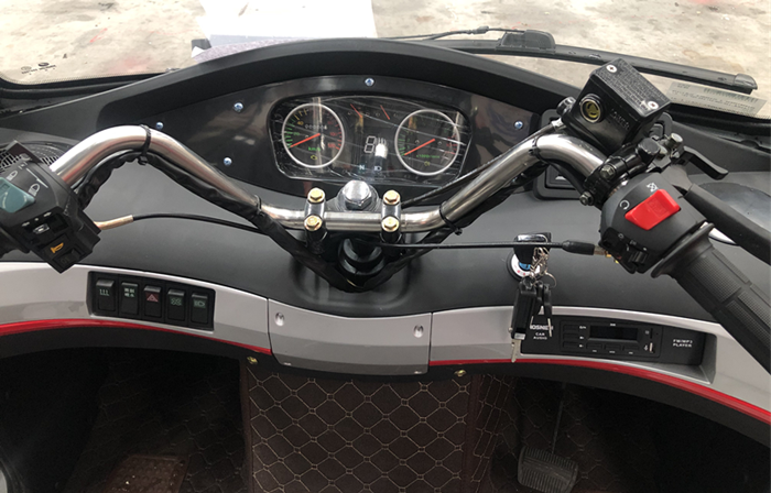 Three Wheel Enclosed Gasoline Motorized Passenger Tricycle