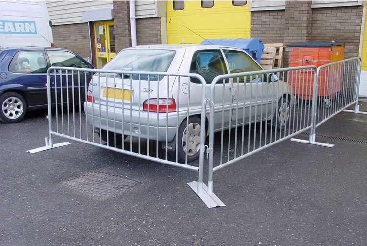 Traffic safety crowd control barrier fence