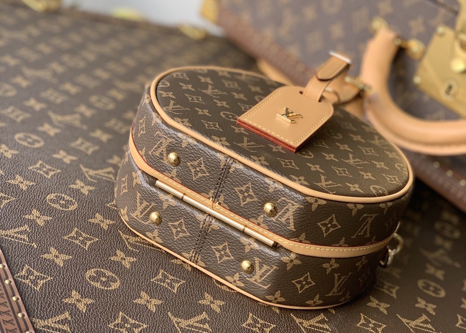 Ladies Leather 7.5cm Circular Push Lock Crossbody Bag With Mental Ornament