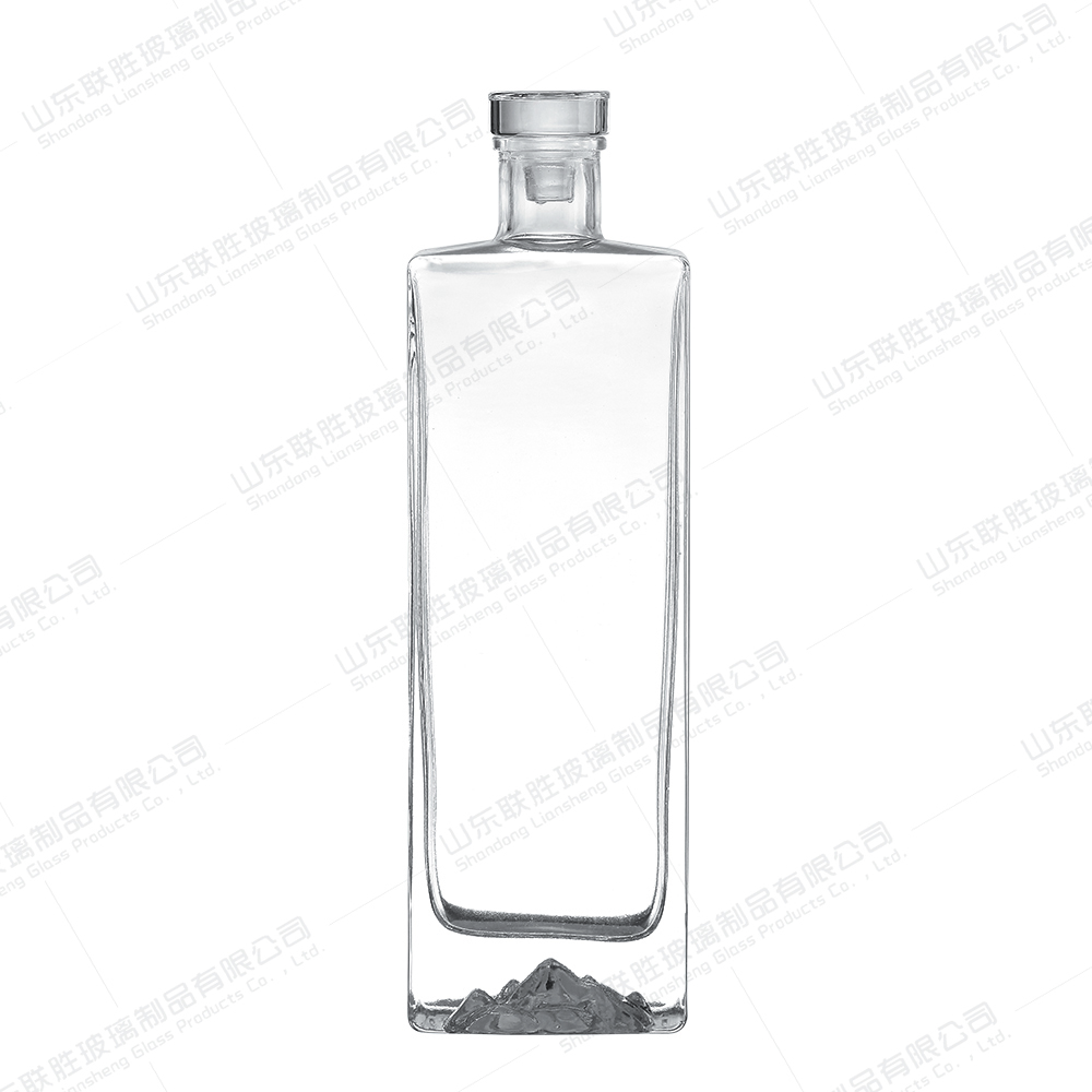 Engraved Mountain Bottom Cork 500ml Vodka Glass Bottle for Mountain Artisanal Spirits