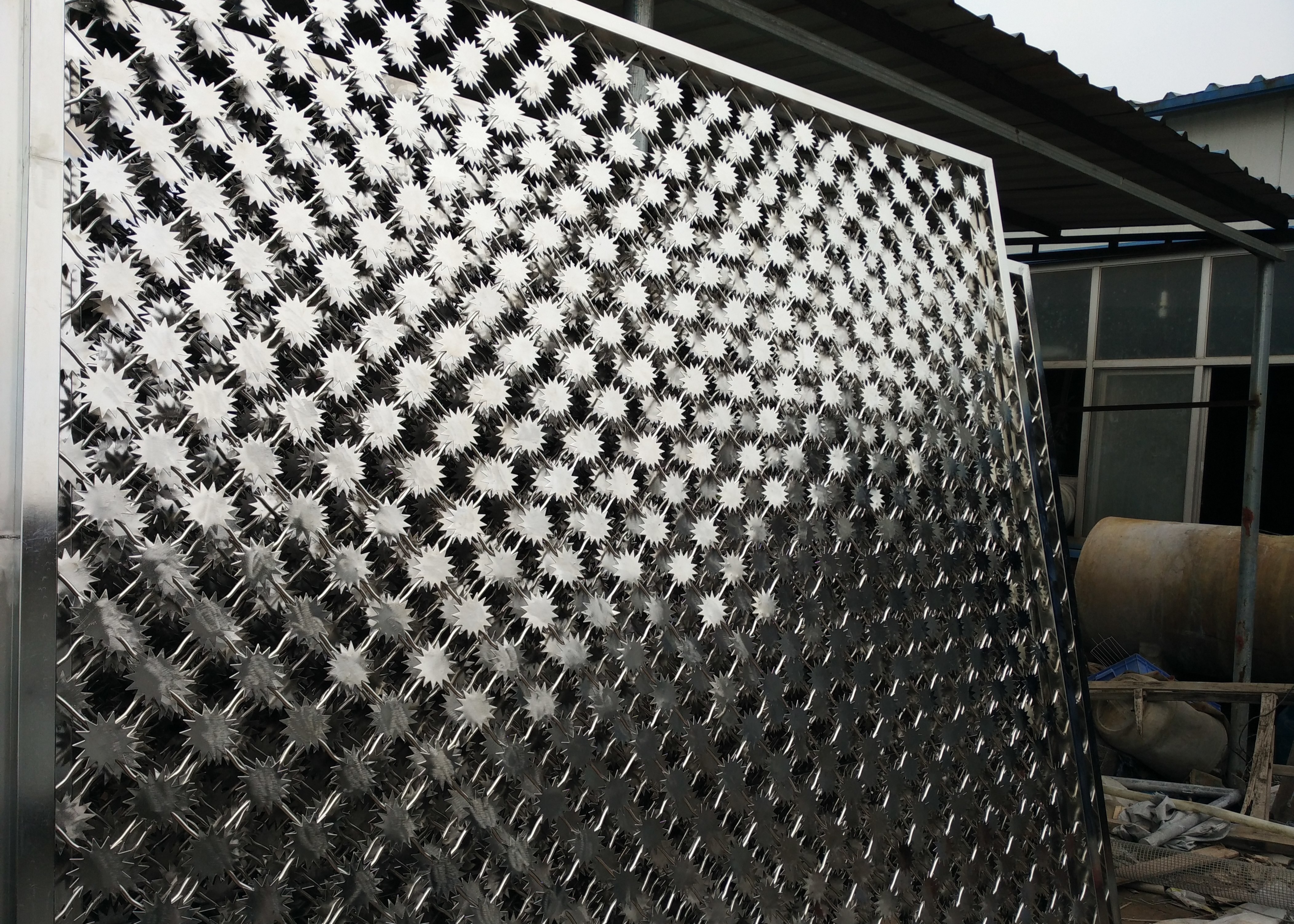 Coil Barbed Welded Razor Wire Mesh BTO 22 10mm Length For Highway
