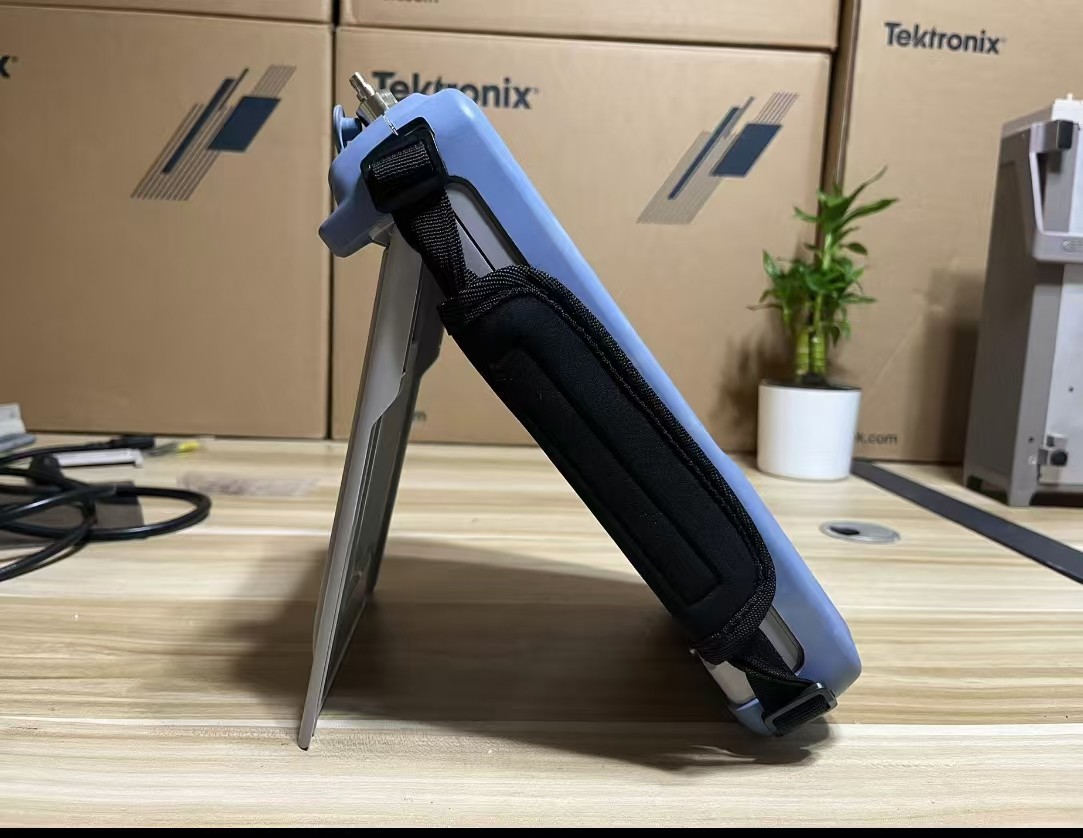 Rohde and Schwarz Spectrum Rider FPH Handheld Spectrum Analyzer 5 kHz up to 44 GHz FPH.02 FPH.06 FPH.13 FPH.23 5 FPH.26 FPH.36 FPH.44 FPH.54