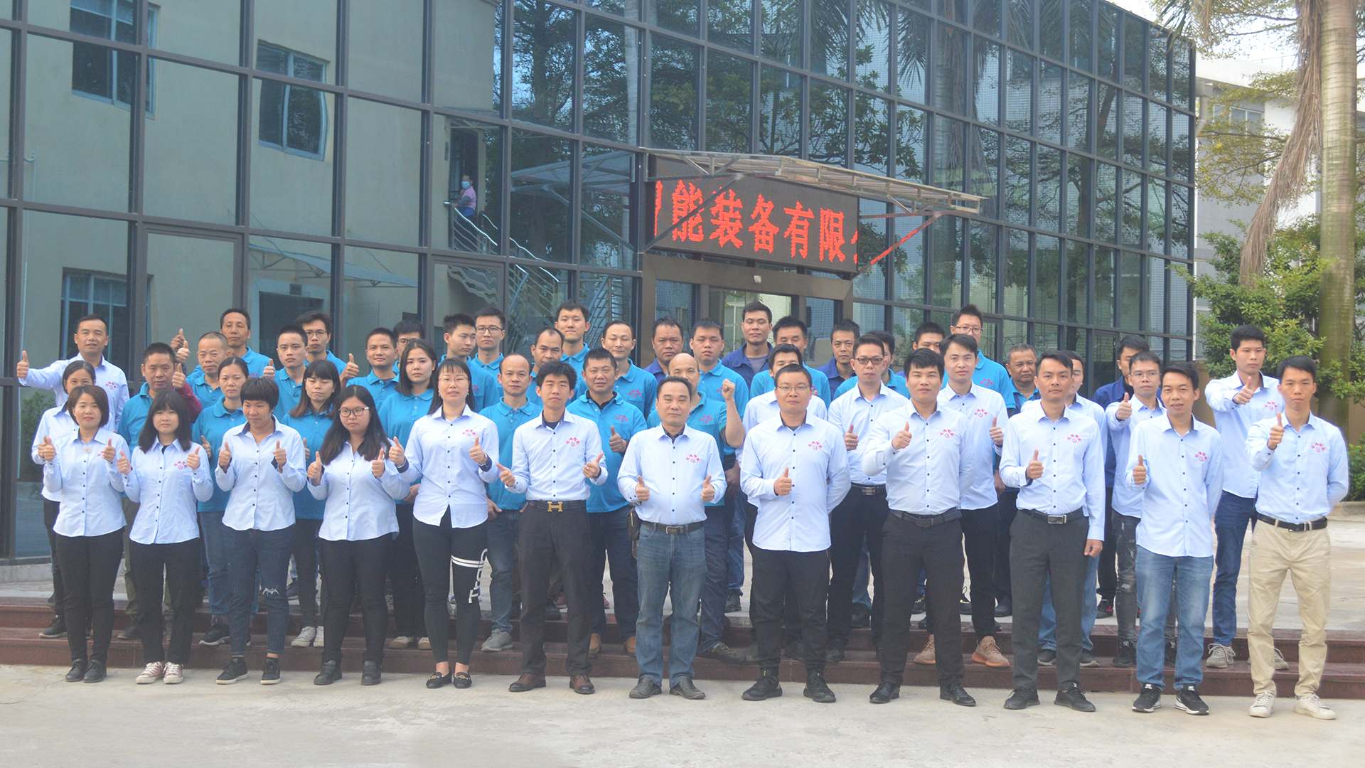 Hot Melt Glue Labeling Machine for Bottles in Restaurant Packaging and Production