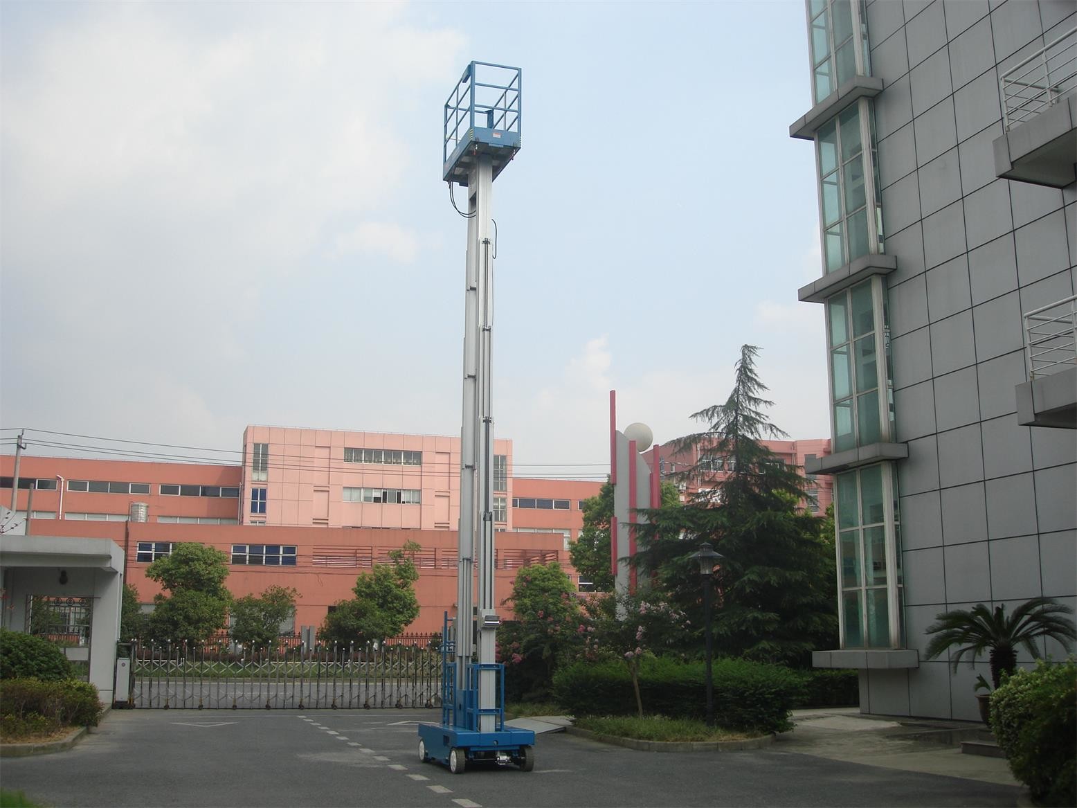 300kg Capacity Aerial Lift Platform , Dual Mast 10m Height Self Propelled Manlift