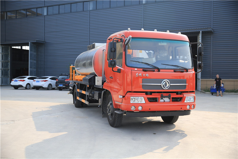6000L Road Construction Paver Machine / Flat Head 4×2 Rear Drive Asphalt Sprayer Equipment