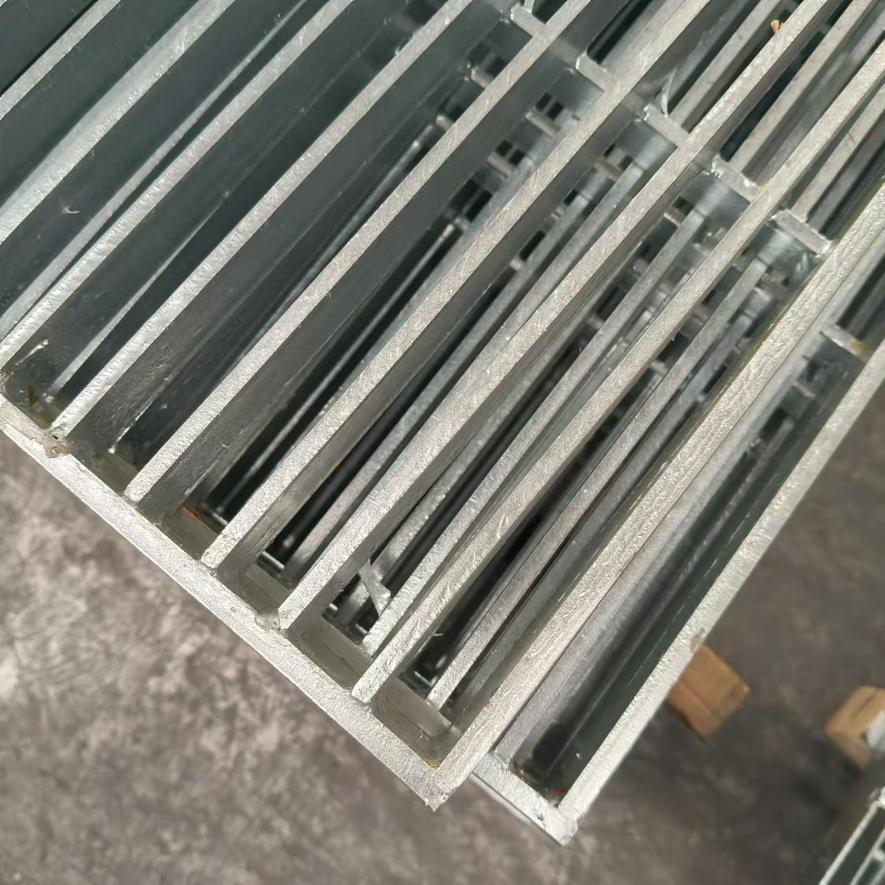 Hot-Dip Galvanized Stainless Steel Grating Corrosion Resistant Protective Ventilation Outdoor Roofing Walkways