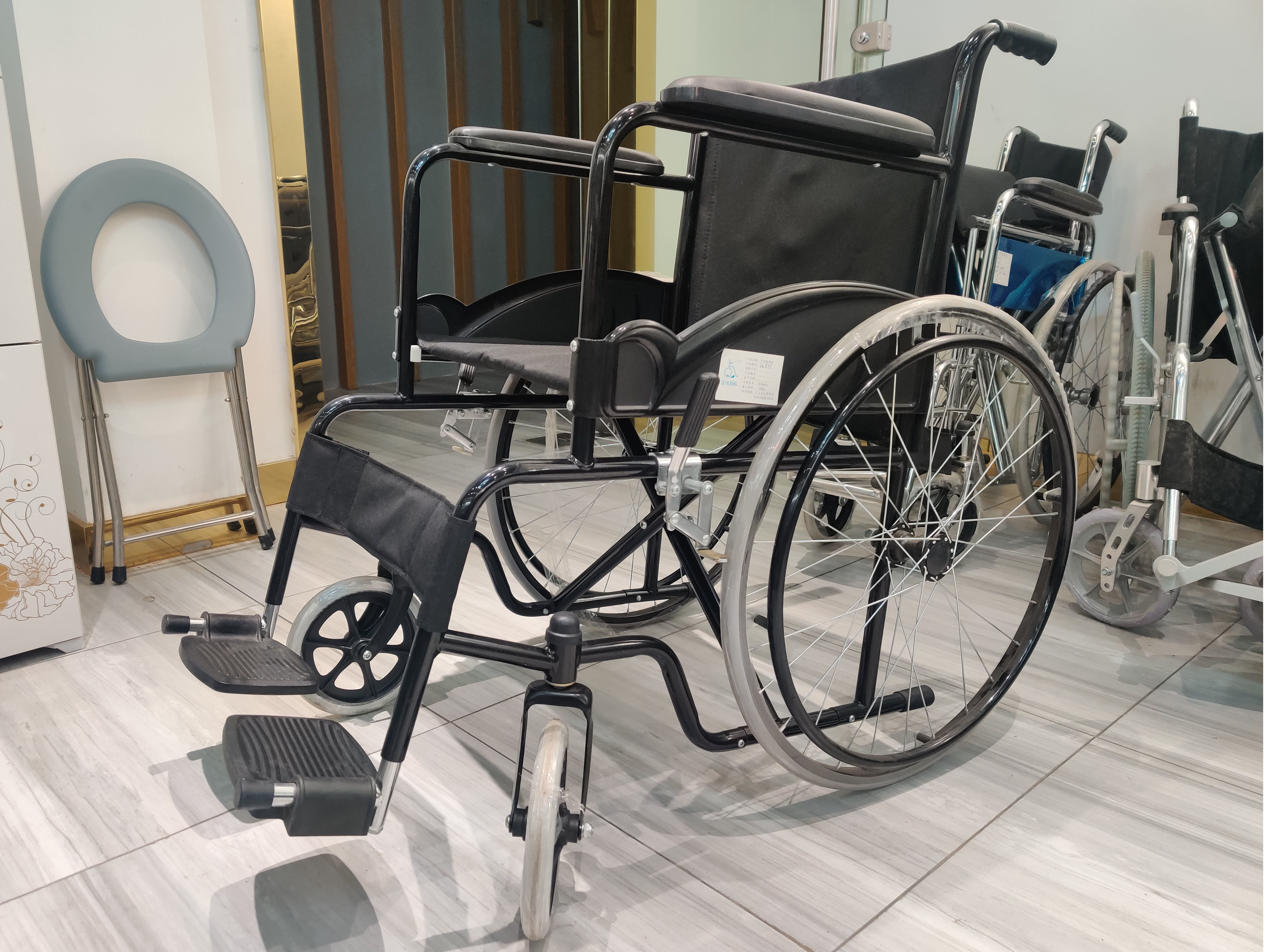 Fixed Armrest Folding Steel Wheelchair Weight Limit 100kgs