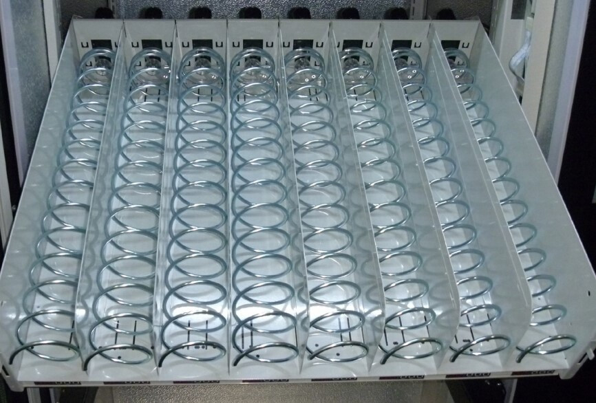 21.5inch Elevator Vending Machine , Belt Conveyors Touch Screen Vending Machine