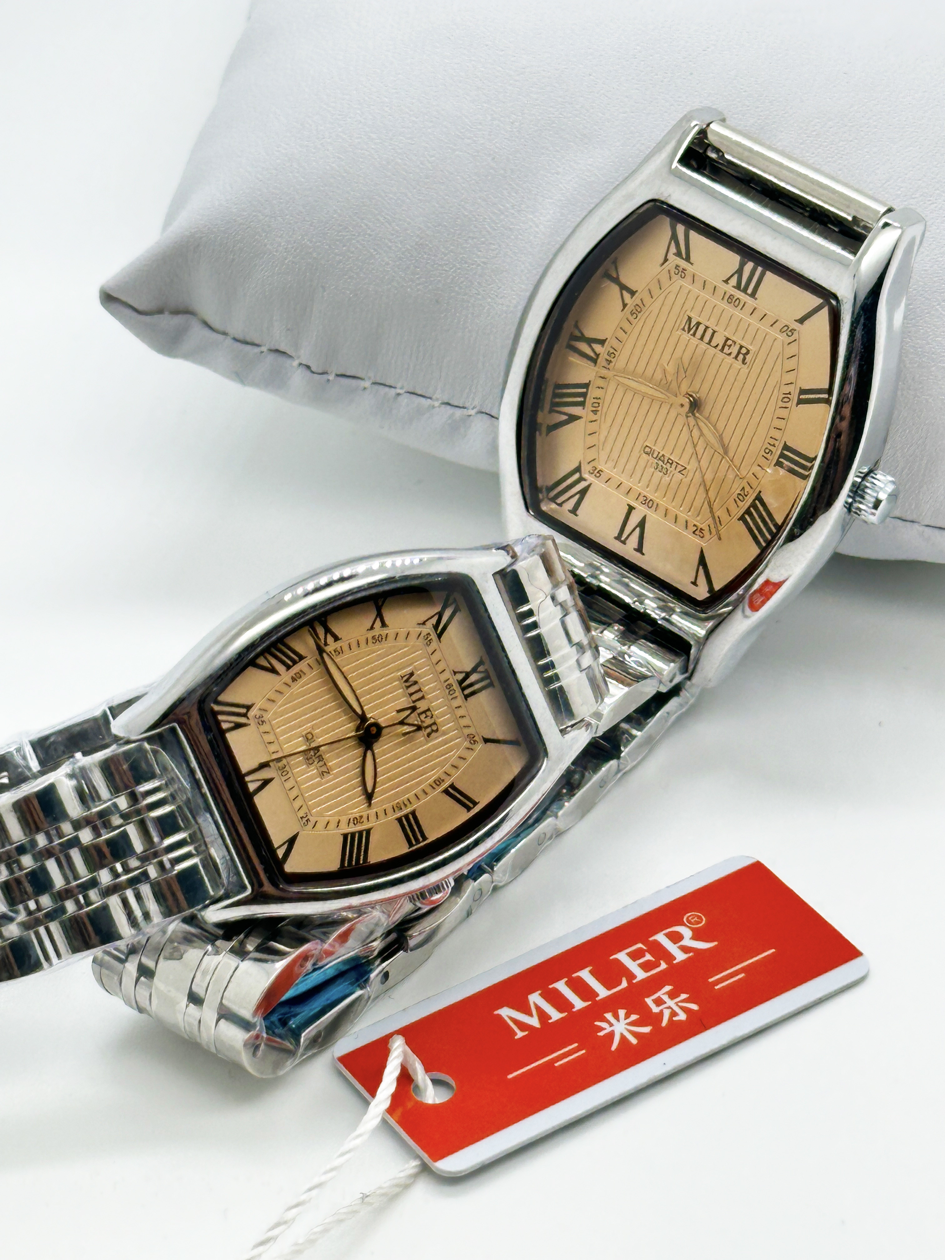 Elegant Analog Quartz Stylish Couple Watch With Stainless Steel Case And Buckle Strap