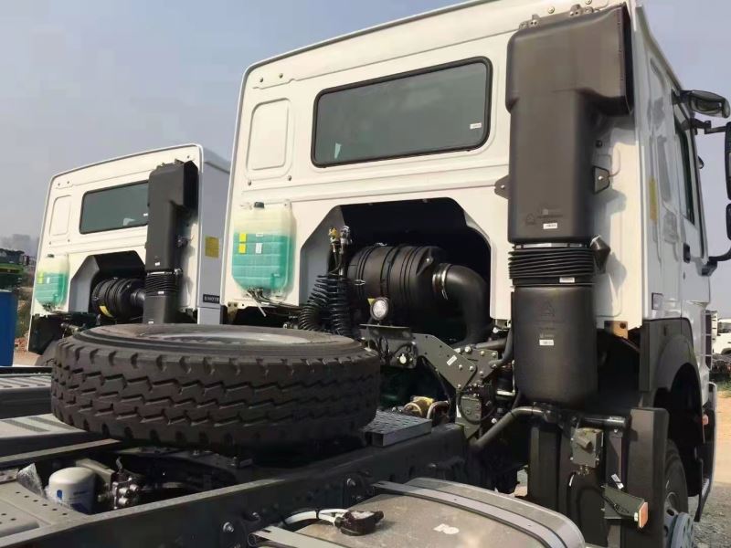 Fast Air Suspension 10 Wheels Heavy Truck 12 Seater Truck Tractor with Rear Camera None and Steering Left from Sinotruck