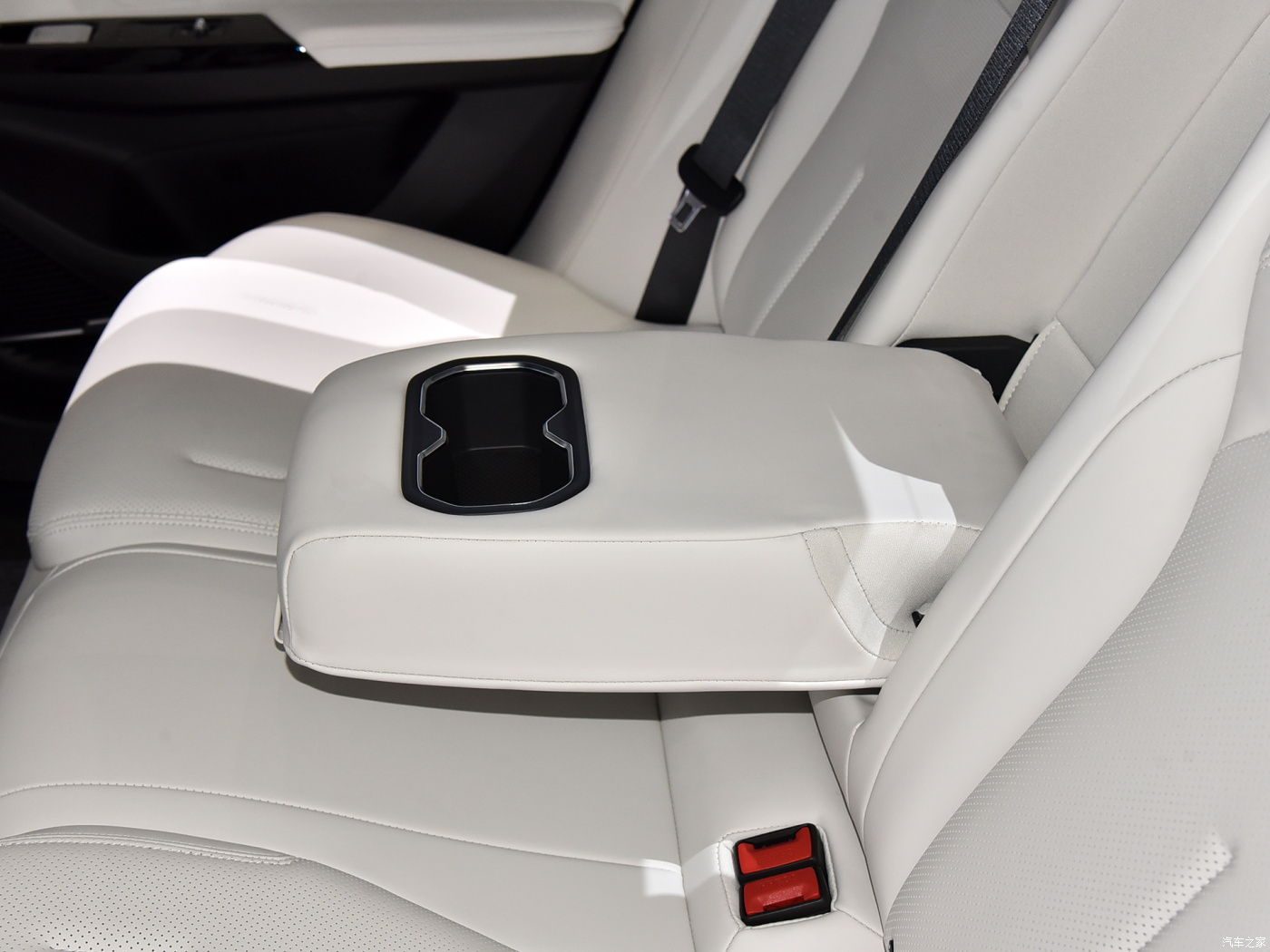 Geely Auto Galaxy L6 2023 1.5T DHT 125km Hybrid LHD Sedan Yinhe L6 Electric Sedan Maximum Power of 287kw for B2B Markets