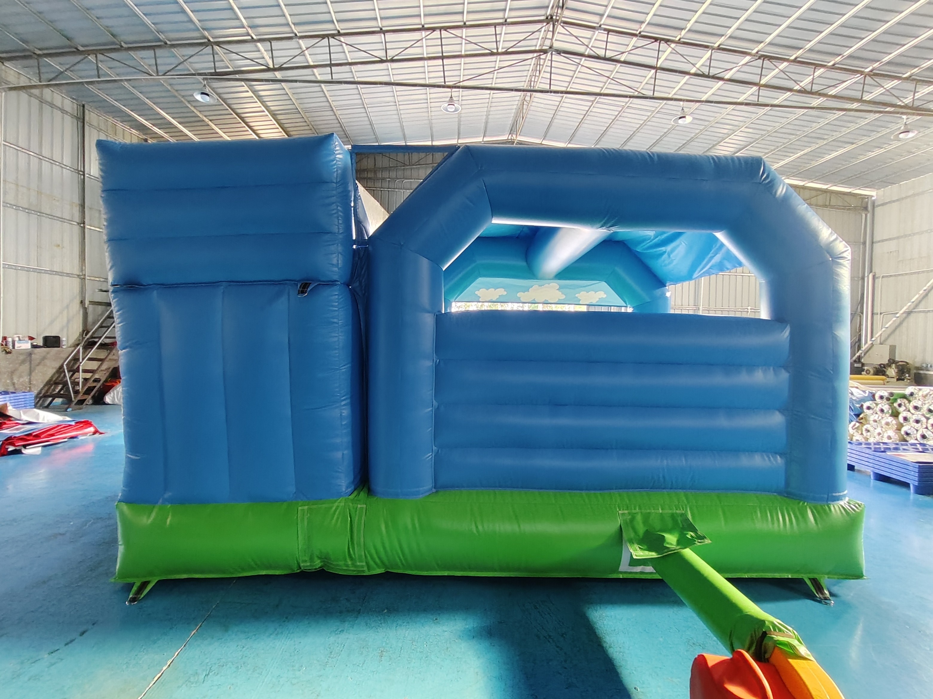 PVC Tarpaulin Inflatable Bounce House With Slide Blue Sky Inflatable Combo For Outdoor Indoor Kids