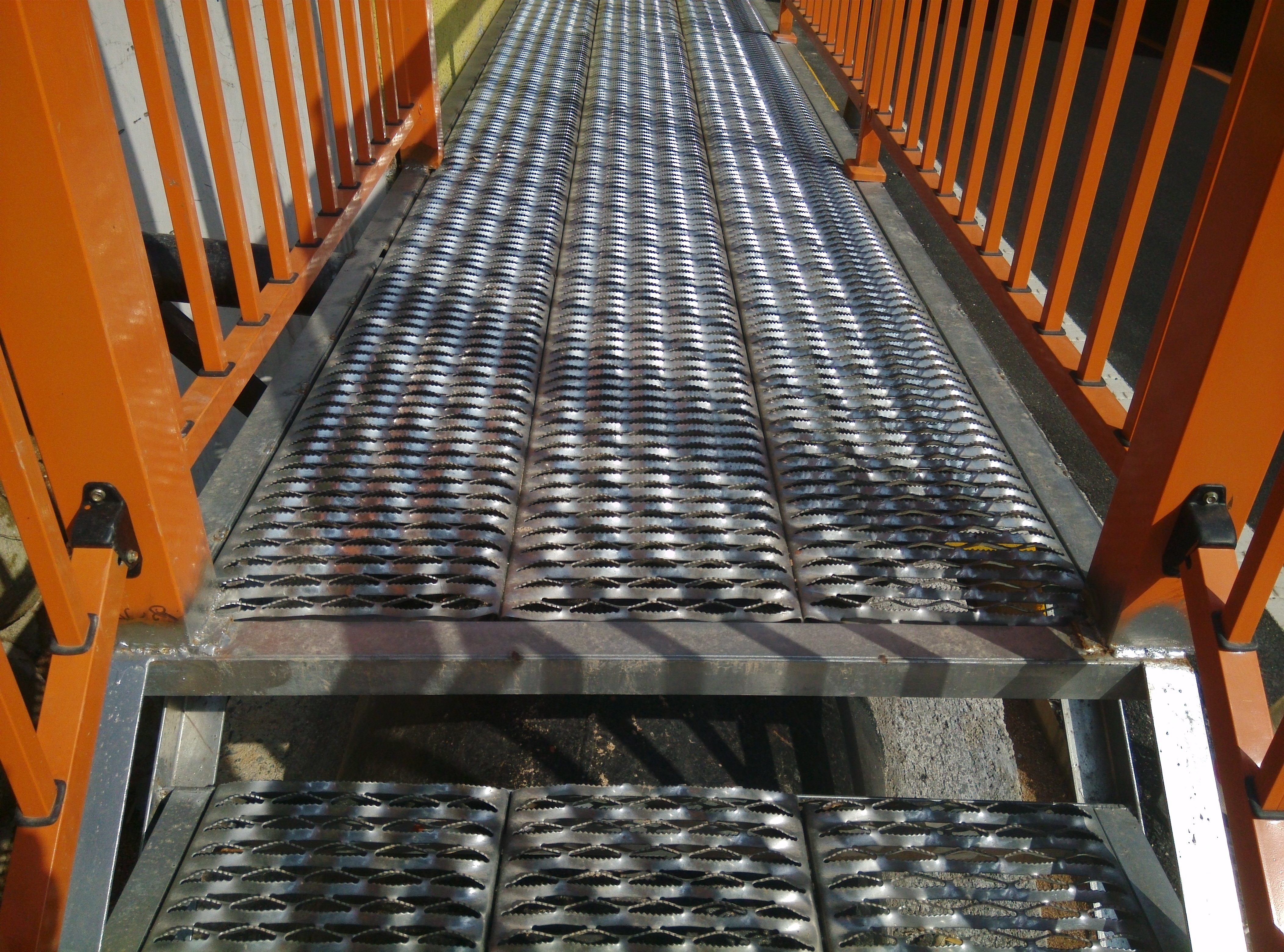 Anti Slip Diamond Plank Grating Aluminum 12 Gauge Steel Walkway