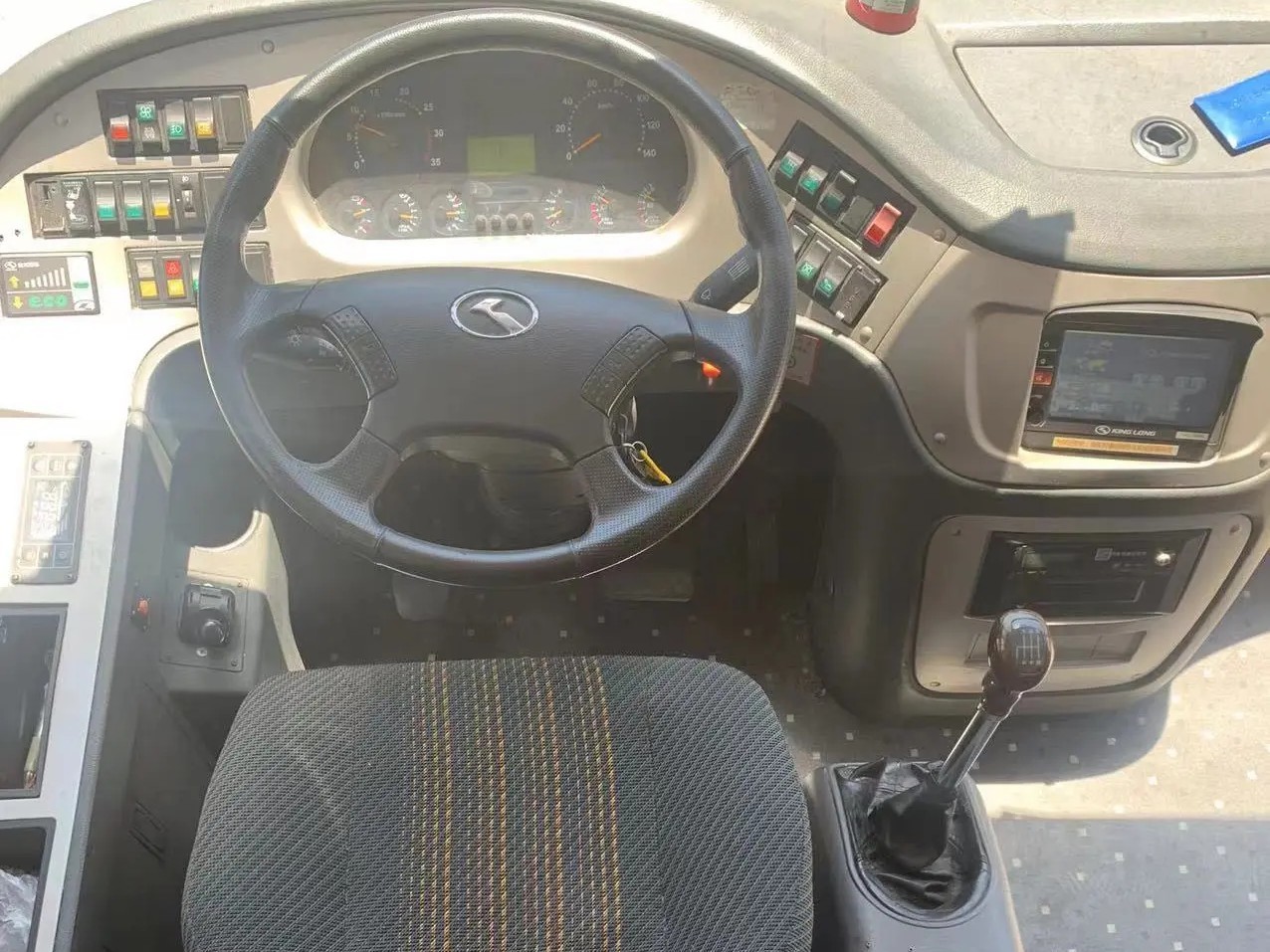 Used Coach Bus Weichai Engine 34 Seats 2018 Year Golden Color 8 Meters 2nd Hand Kinglong XMQ6802