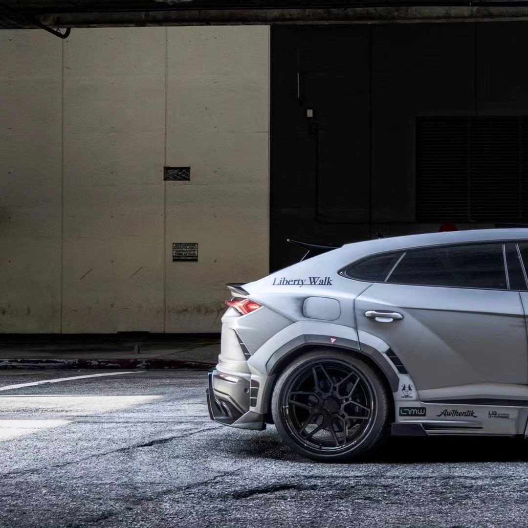 LB Style Wide-body Kit for Lamborghini URUS Carbon Fiber Body Kit Urus Carbon Fiber Front Lip Diffuser Spoiler Wide-body Kit