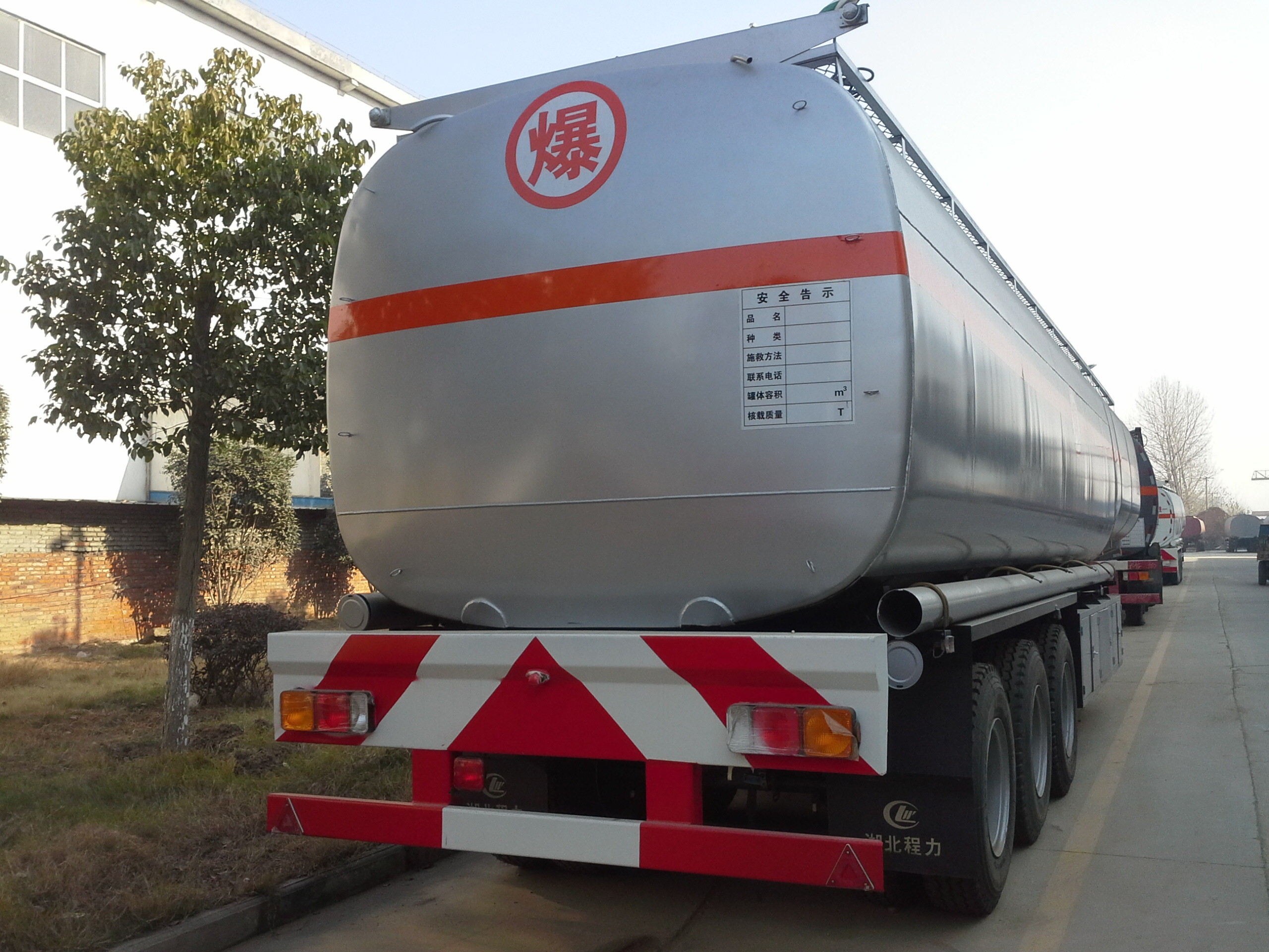 Stable 3 Axles Fuel Tank Truck Trailer With Heavy Duty Landing Gear